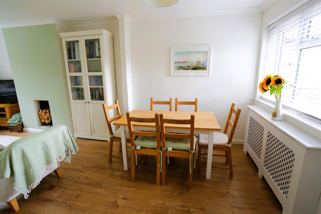 Apartment in Epsom and Ewell, Stoneleigh - View 4