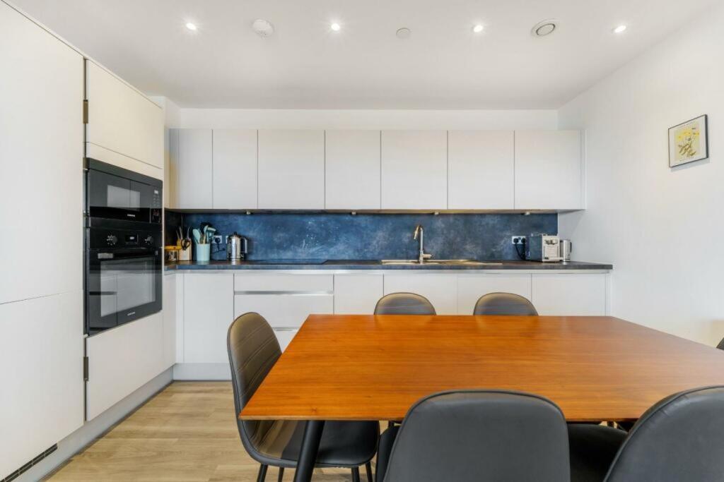 2 Selbourne Avenue, Hounslow, TW3 photo 4