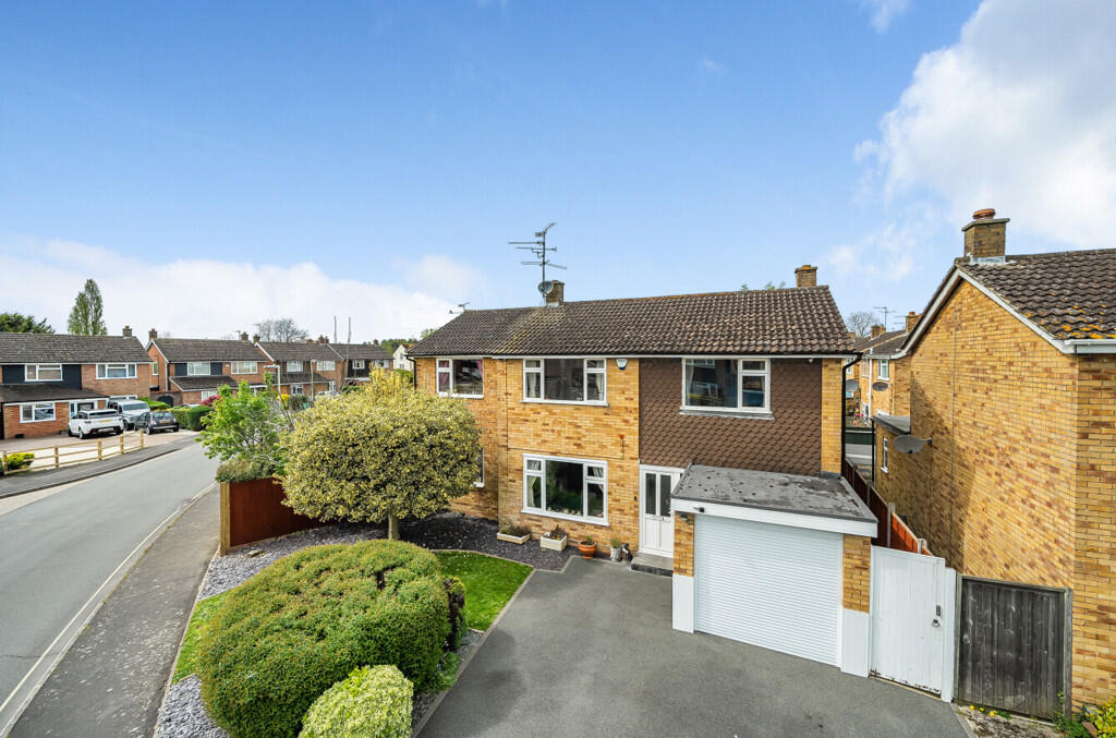 5-bed detached on Meadow Way, Theale, Reading, £675,000