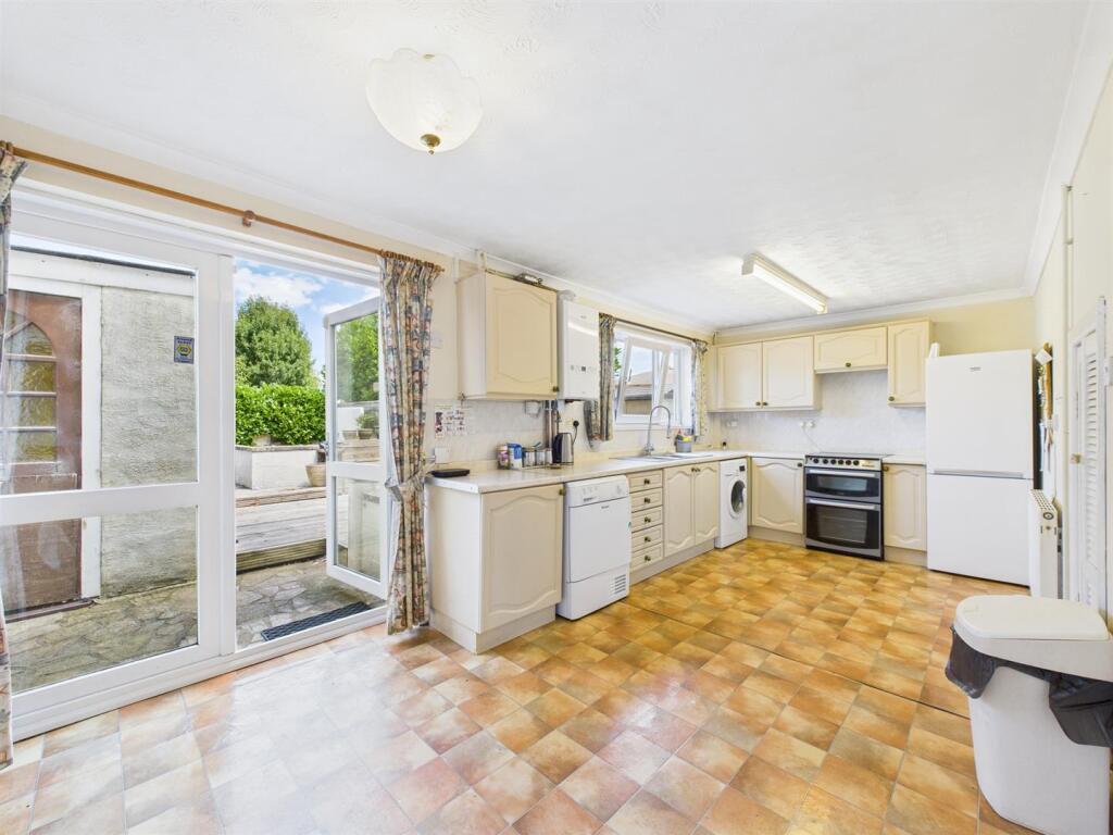 Cranwell Close, Chippenham photo 3