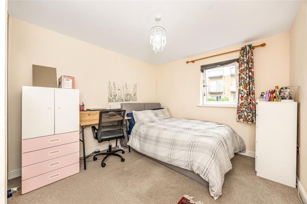 Apartment in Crawley, Worth - View 4