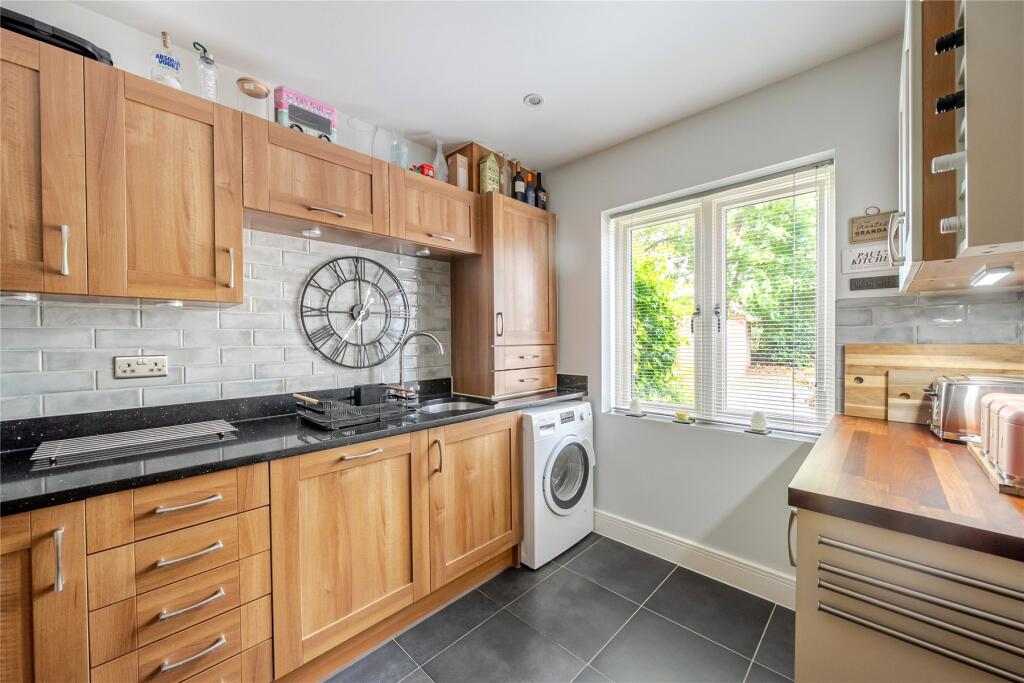 White Hart Close, Ripley, Surrey, GU23 photo 2