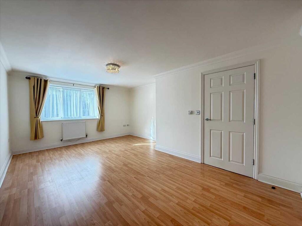 Apartment in Southend-on-Sea - View 4