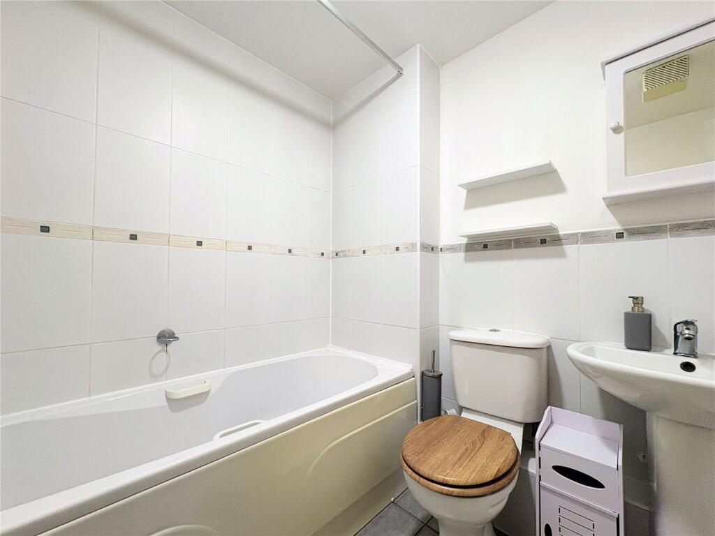 Apartment in Gloucester - View 5