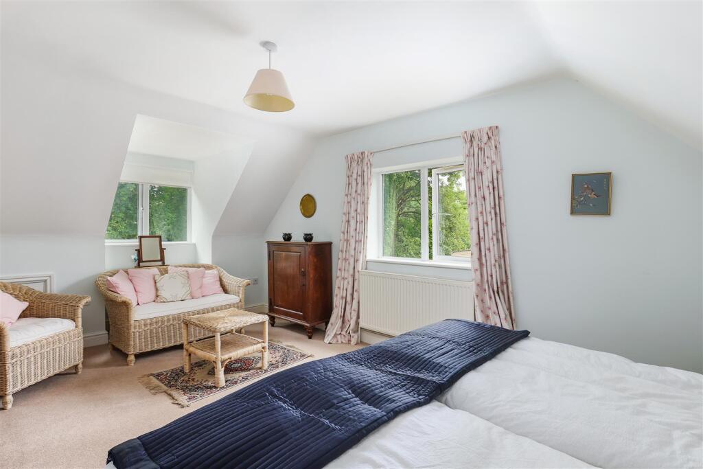 House in Stroud, Rodborough - More