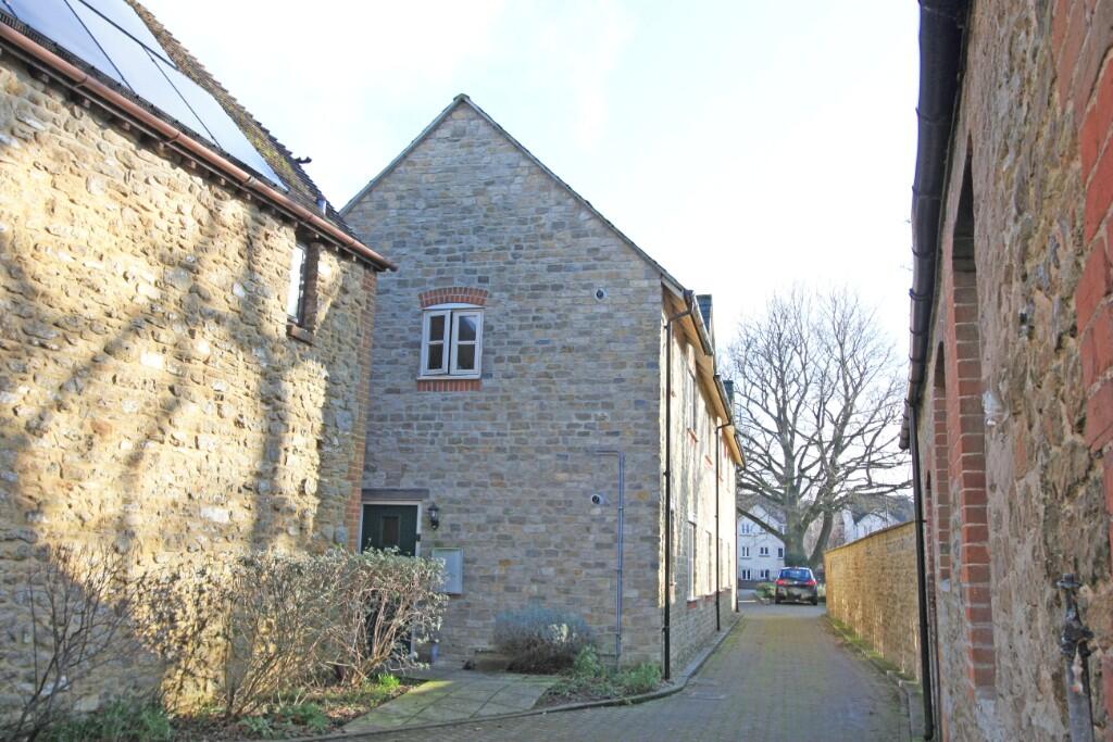 1-bed flat on Gilmore Court, Highworth, SN6 7FG, £180,000