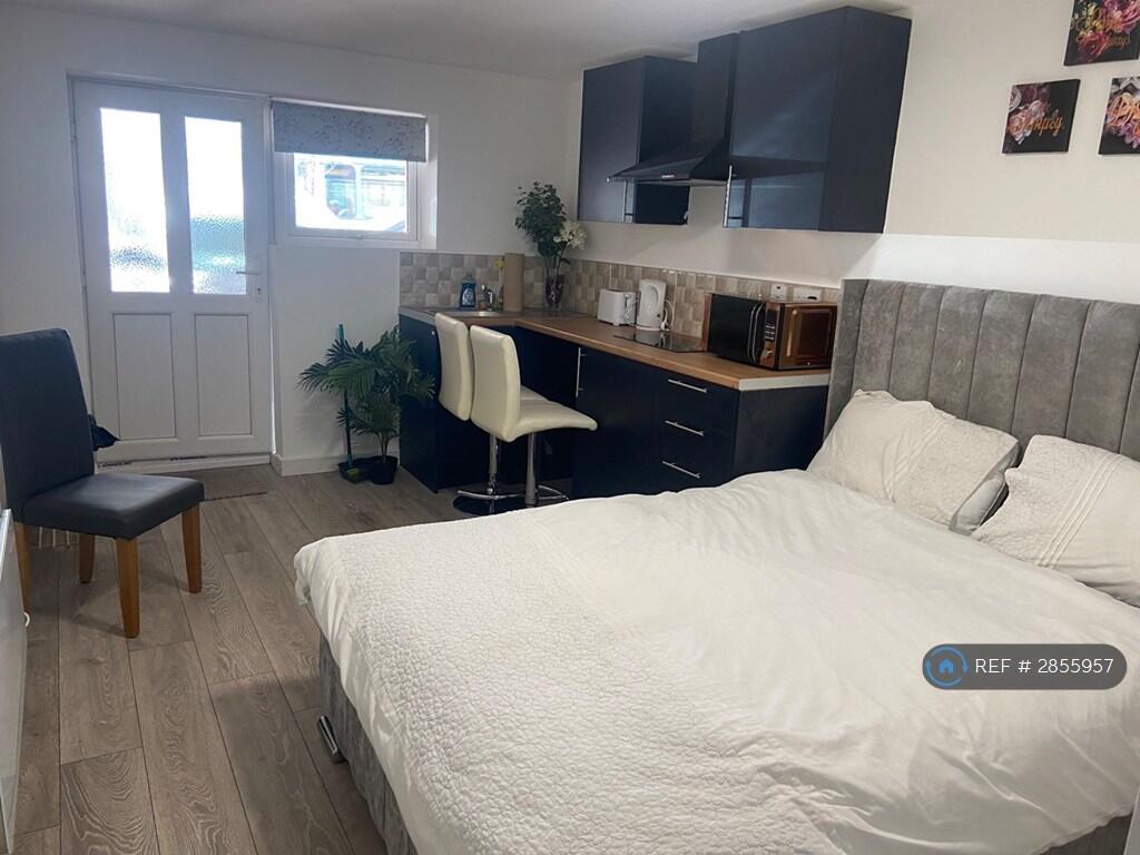 Studio flat for rent