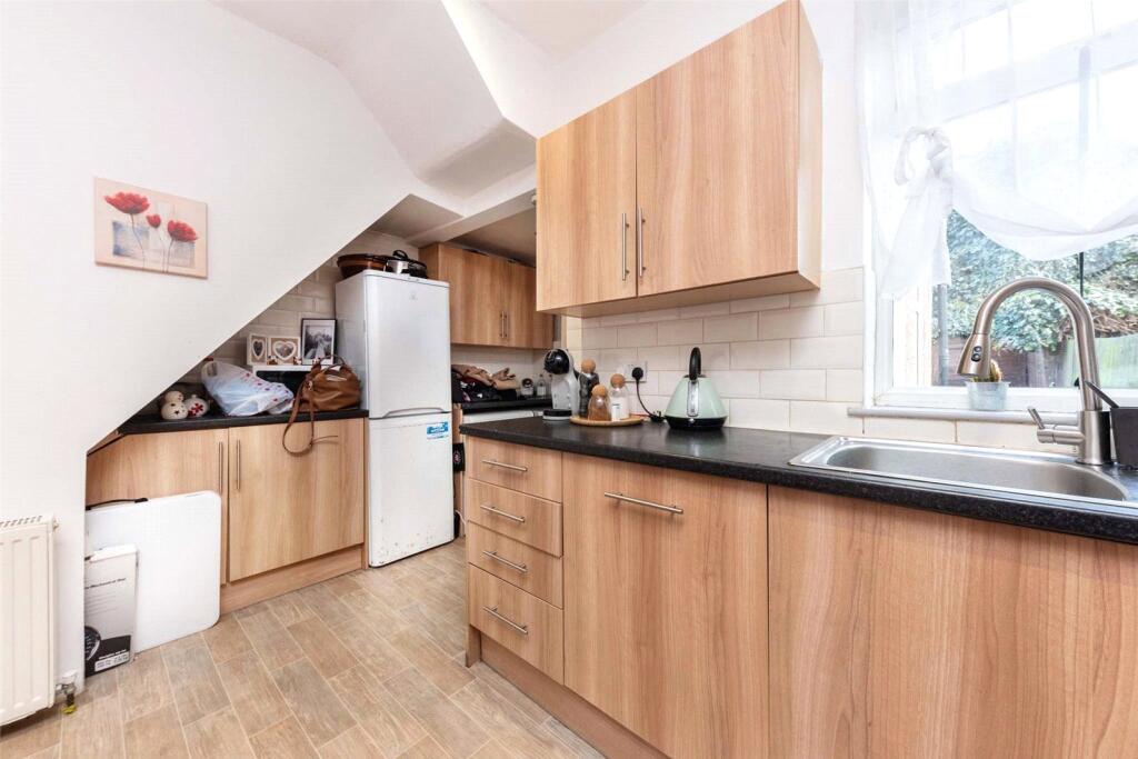 House in London, Mill Meads, West Ham - More