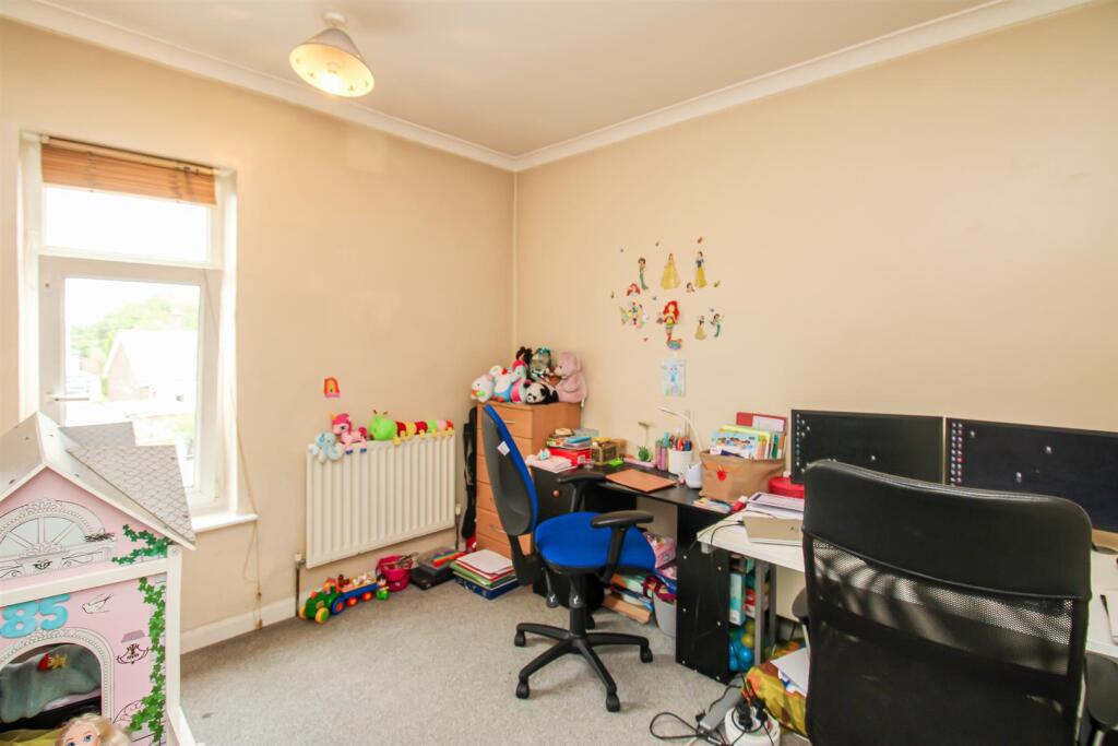 House in Wakefield, Ryhill - More