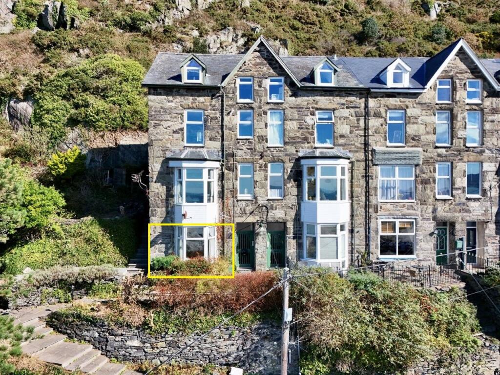 1-bed flat on Flat 1A, 1 Seaview Terrace, Dinas Oleu Road, Barmouth, LL42 1BA, £150,000