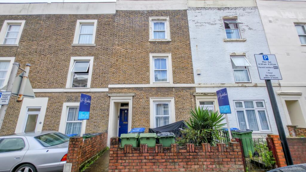 2-bed flat on Crescent Road, Woolwich, London, SE18, £300,000