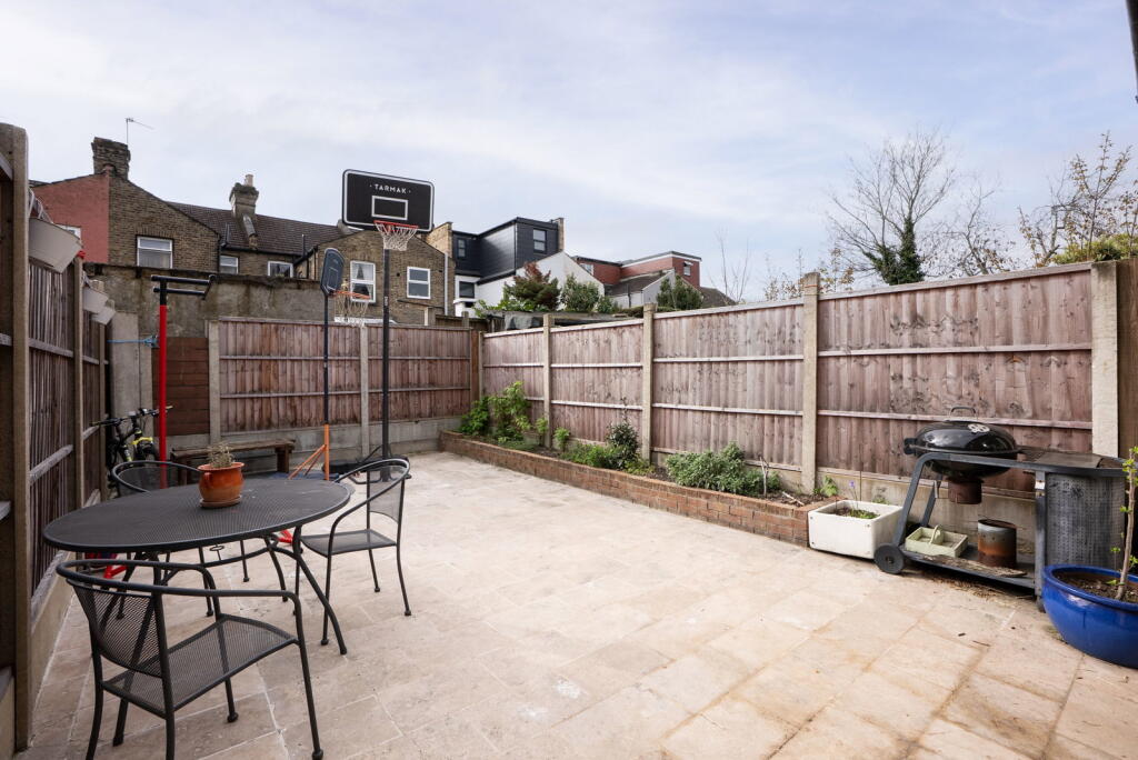 Lyttelton Road, Leyton, E10 5NQ – další