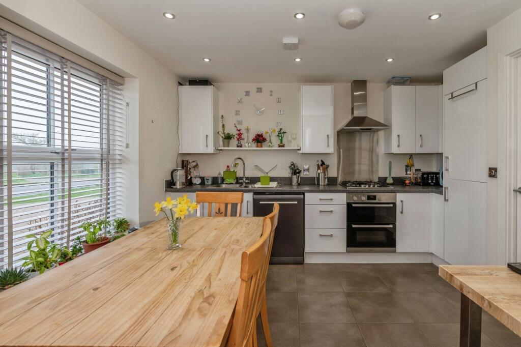 Paddocks Close, ROCHFORD, Essex, SS4 photo 3