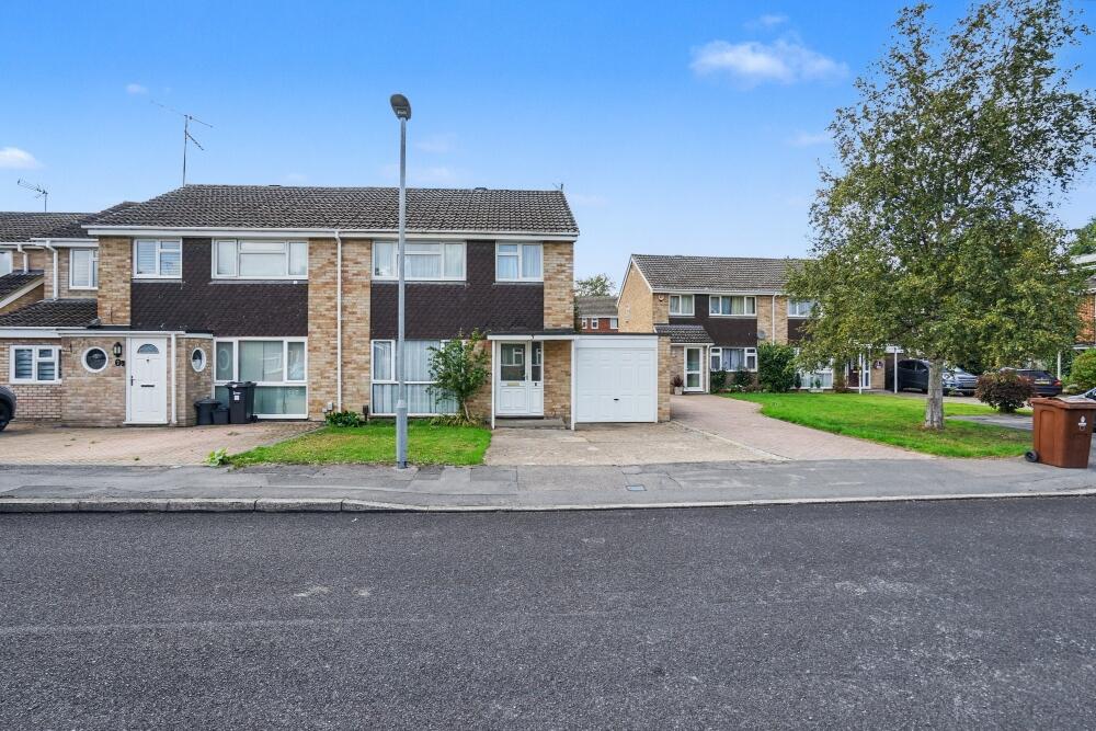 3, Ward Close, Wokingham, Berkshire, RG40 photo 2