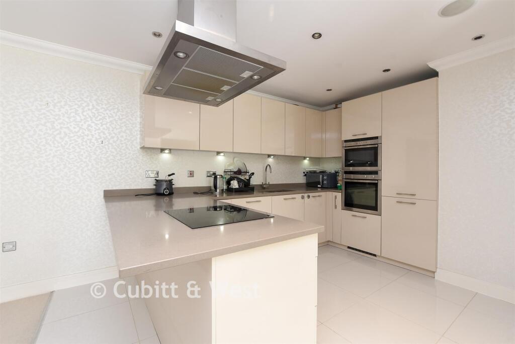 Apartment in Purley - View 3
