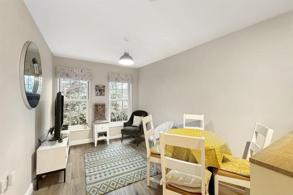 2 bedroom Terraced House in Chichester - View 2
