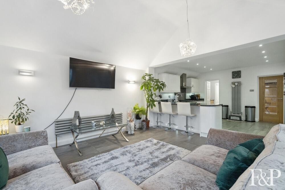 House in Maidenhead, Windsor and Maidenhead - More