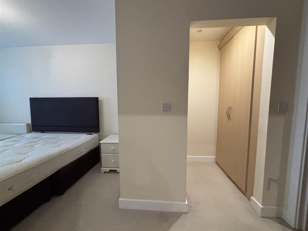 Apartment in Kingston upon Thames - View 5