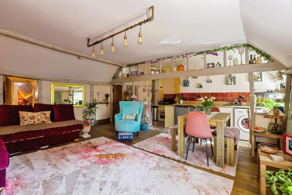 Apartment in Rochester, Kent - View 4