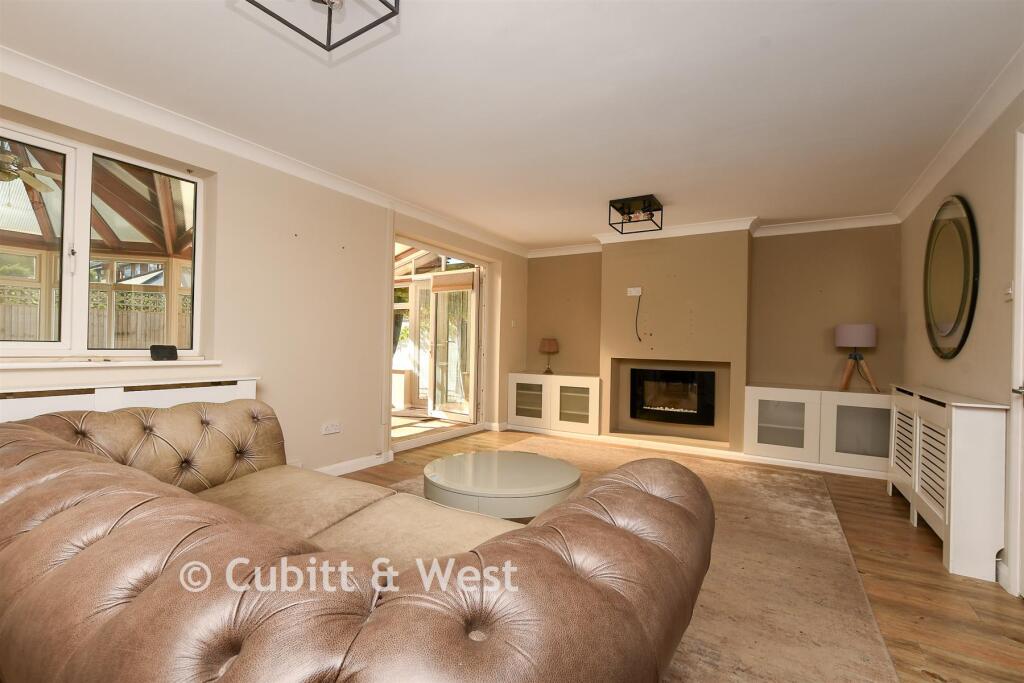 Limes Avenue, Horley, Surrey photo 4