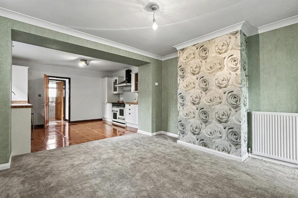 House in Eastleigh, Oakmount, Chandler's Ford - View 3