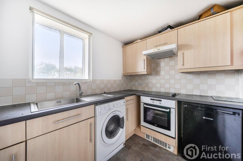 Apartment in Swindon, Central Swindon North - View 5