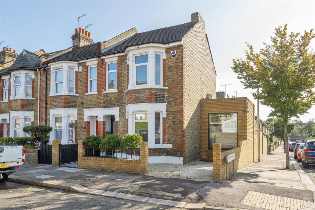 House in London, South Woodford - View 2
