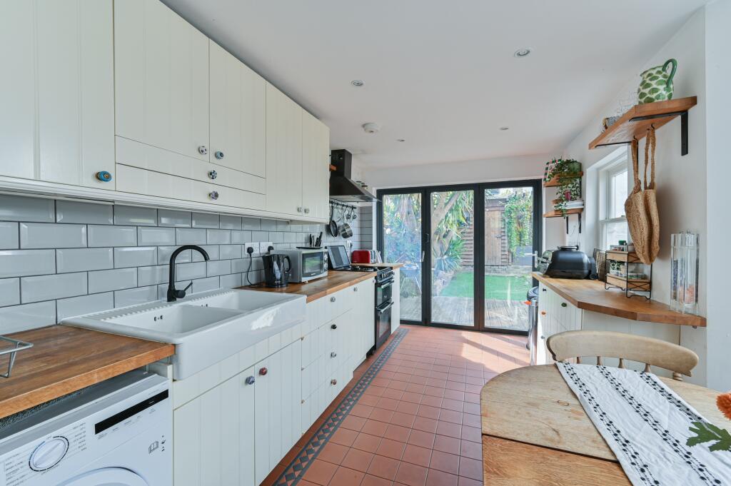 House in London, Upper Tooting, Summerstown - More