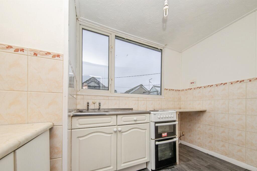 Yew Way, Jaywick, CLACTON-ON-SEA photo 4