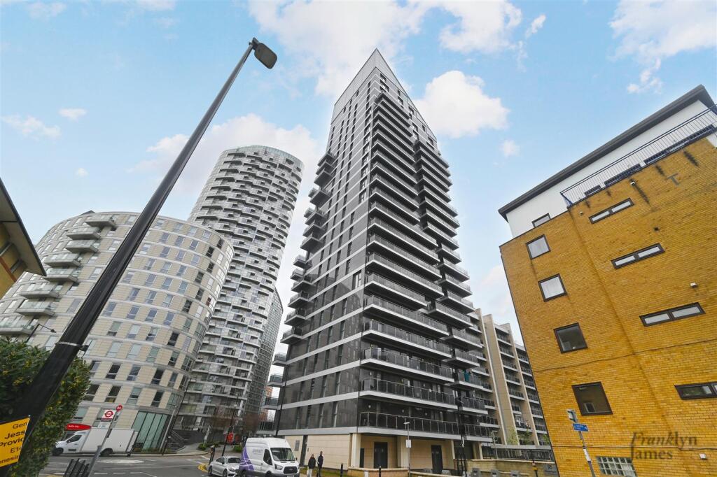 1-bed flat on Streamlight Tower, 9 Province Square, E14, £300,000