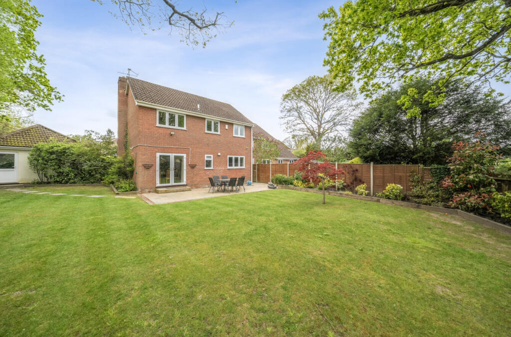 House in Bracknell - More