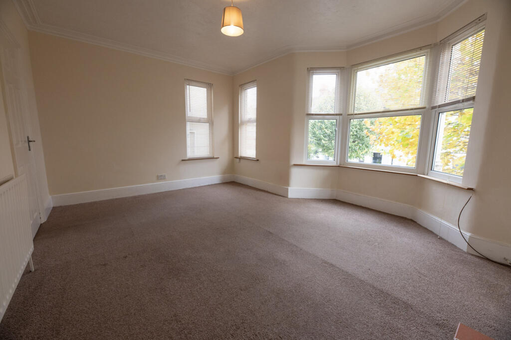 Oakleigh Park Drive, Leigh-on-sea, SS9 1 photo 2