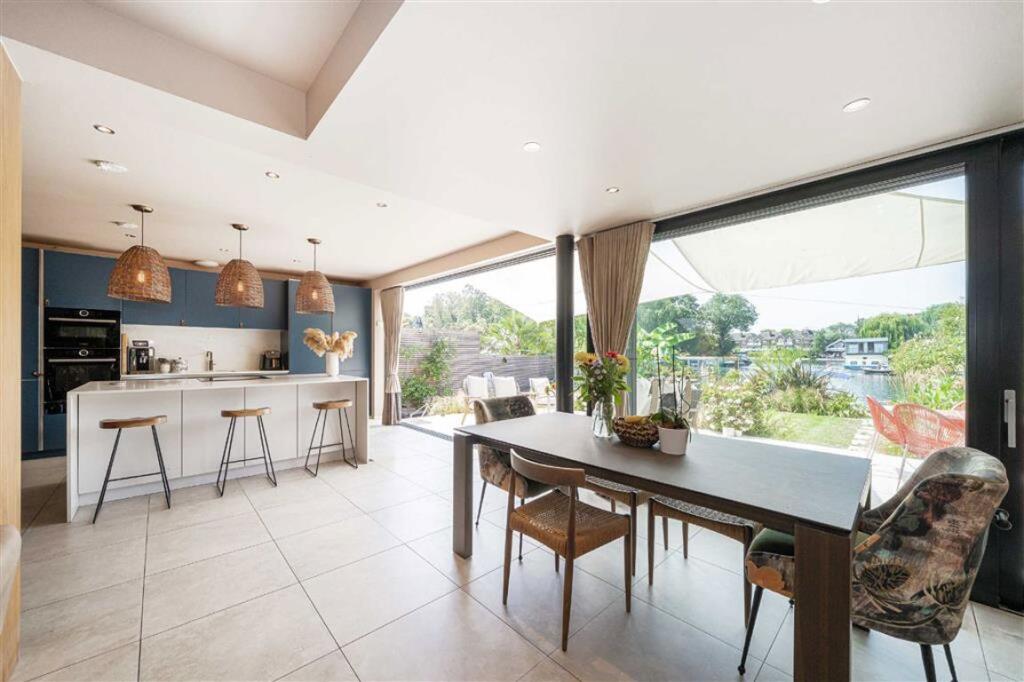 House in London, Hampton - View 5