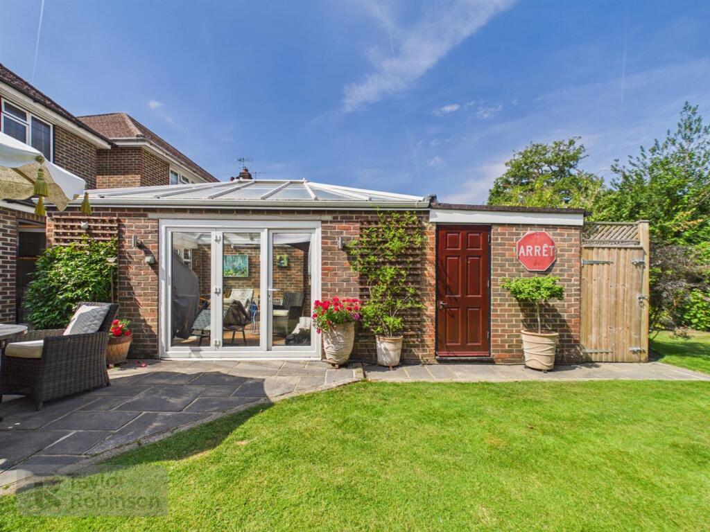 House in Crawley, Worth - More