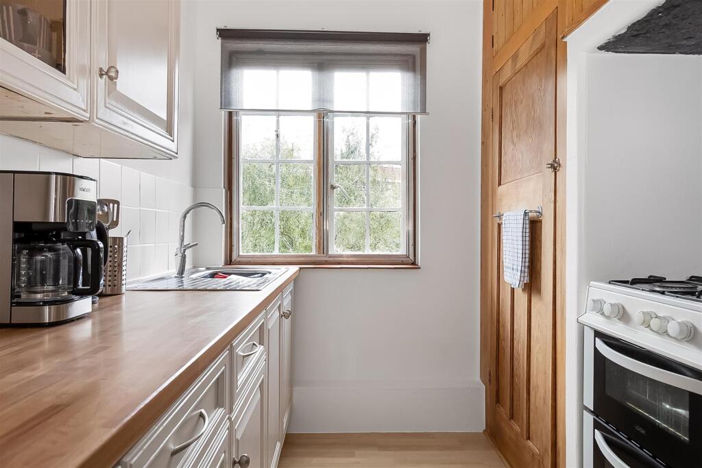 Apartment in Purley - More