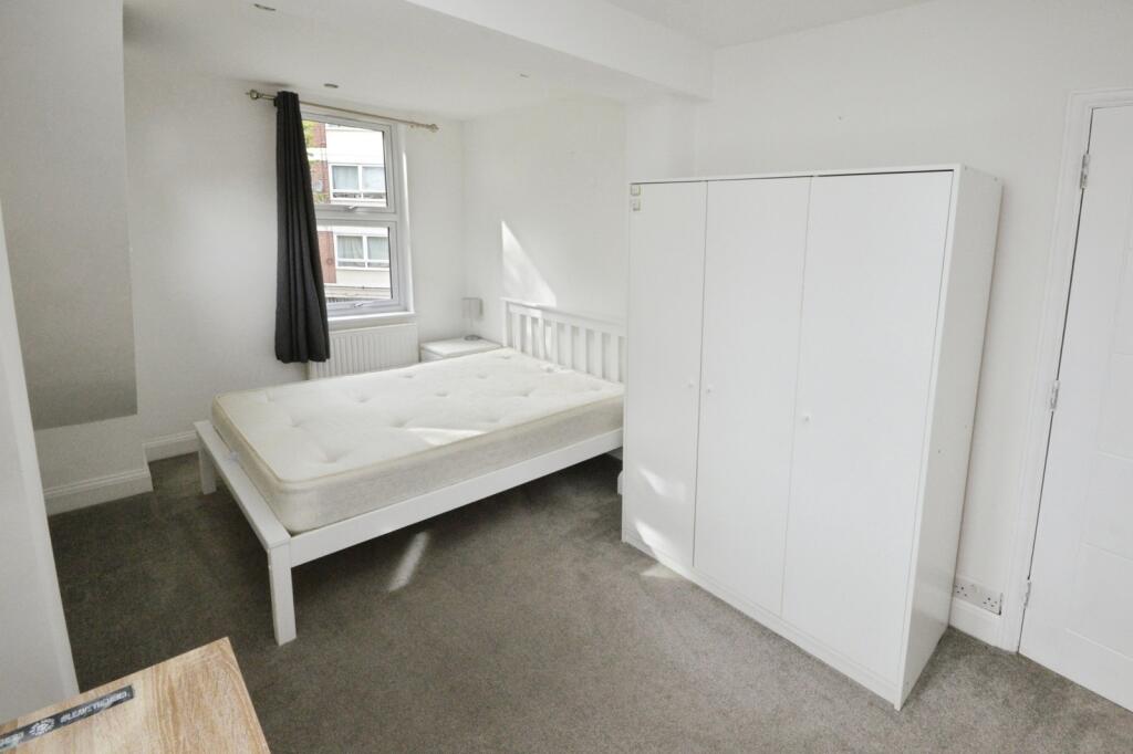 Cypress Avenue, Whitton, Twickenham, TW2 photo 3