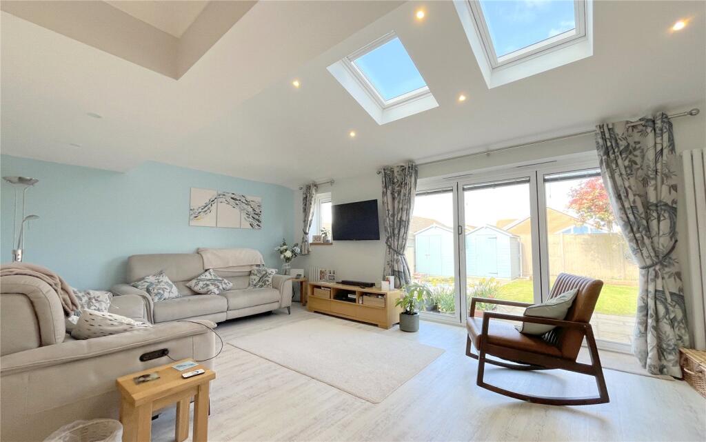 Mallow Close, Highcliffe, Christchurch, Dorset, BH23 photo 2