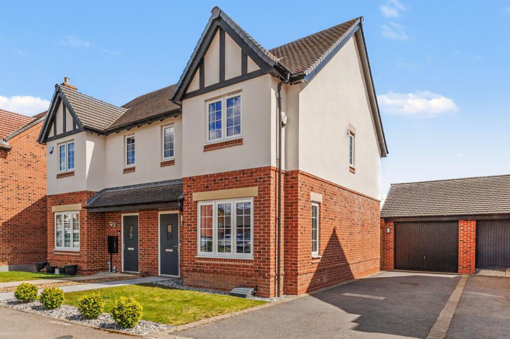 3-bed semi-detached on Hutton Road, Kineton, CV35, £350,000