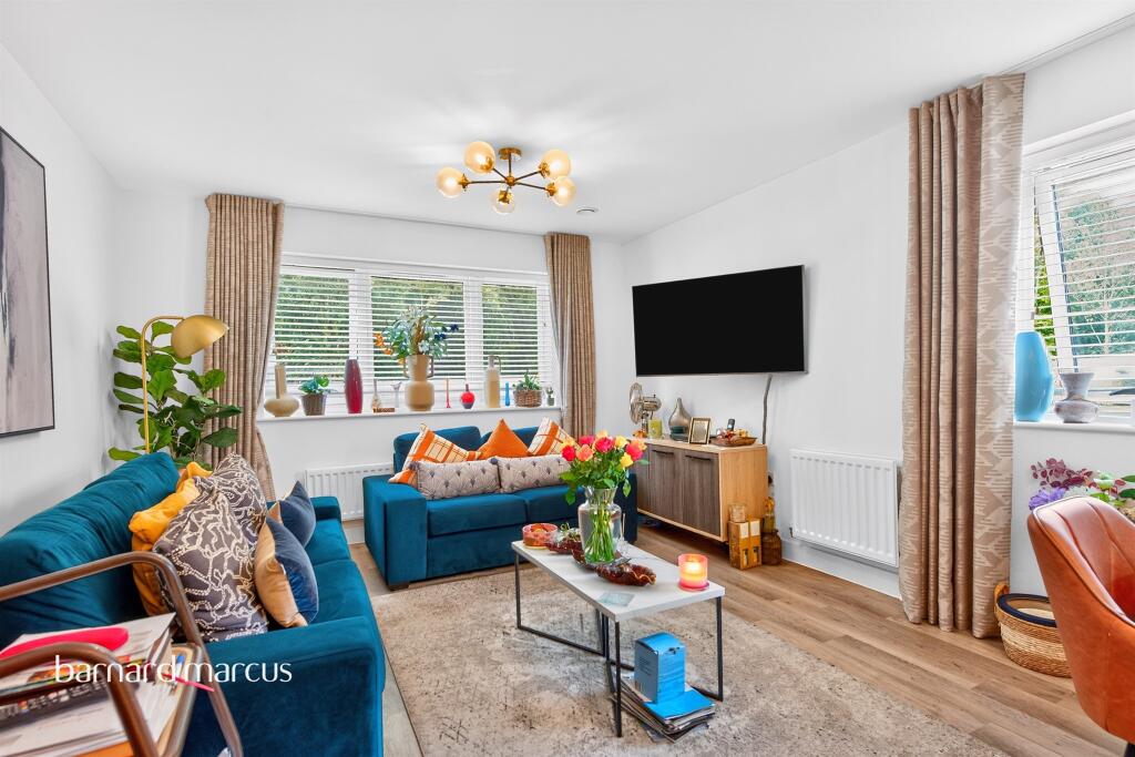 Montagu Crescent, Redhill photo 4
