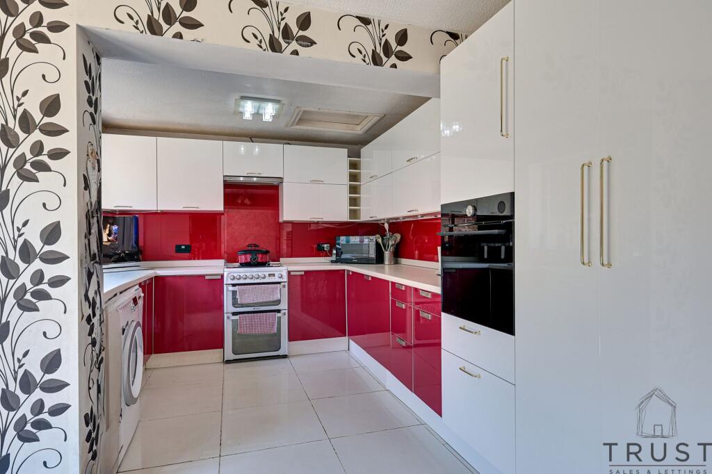 Greenacres Drive, Birstall, WF17 photo 3
