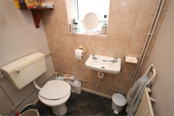 16, Woodfield Close photo 4