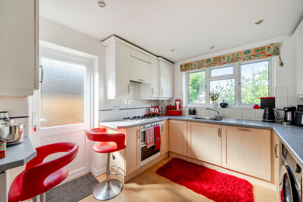 House in Woking, Knaphill - More