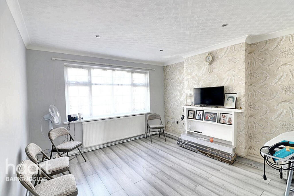 Apartment in London, Newbury Park - View 4