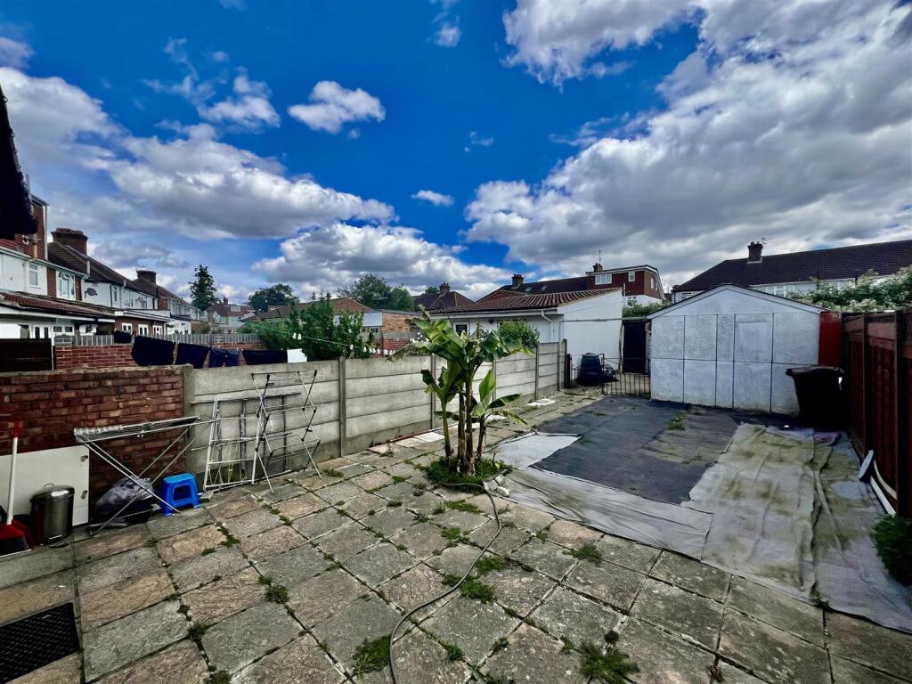 House in London, Beavers, Cranford - More