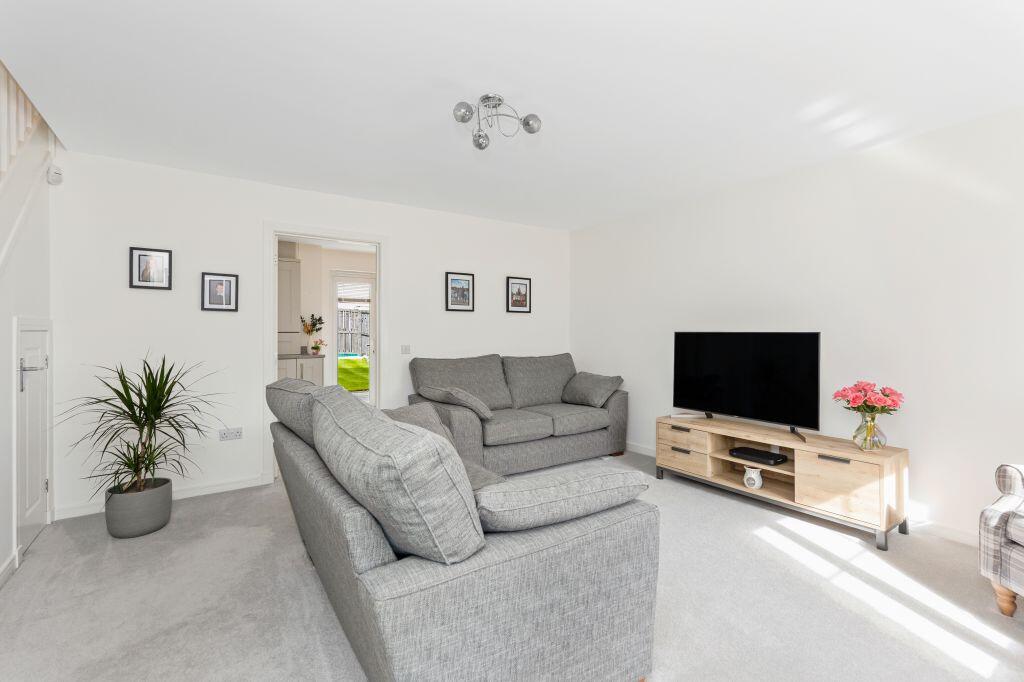 8 King's Well Crescent, Broxburn, EH52 5FB photo 3