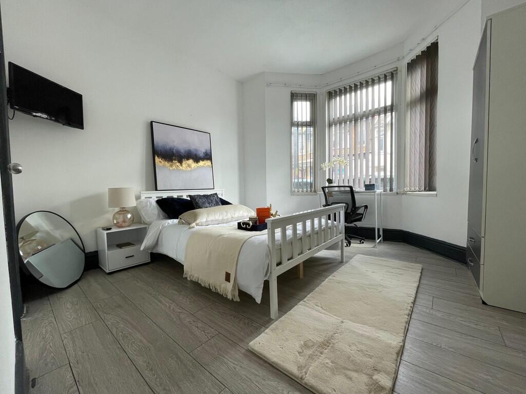 6 Bedroom HMO for sale near City centre fully rented photo 2