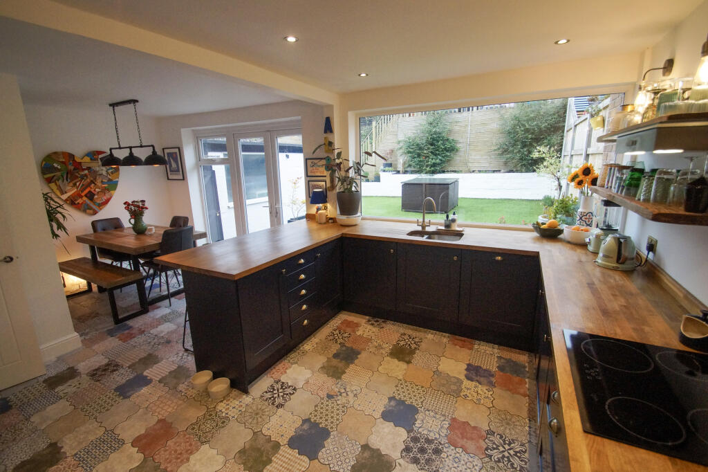 Fernthorpe Avenue, Uppermill, Oldham photo 3