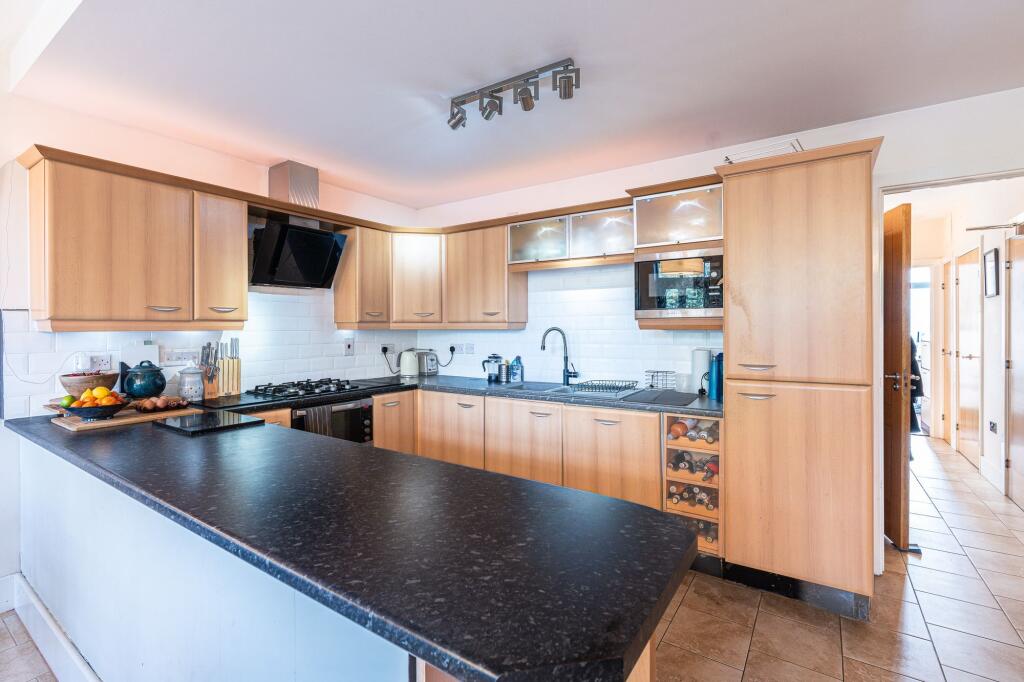 Putney Bridge Road, London, SW18 – pohled 2