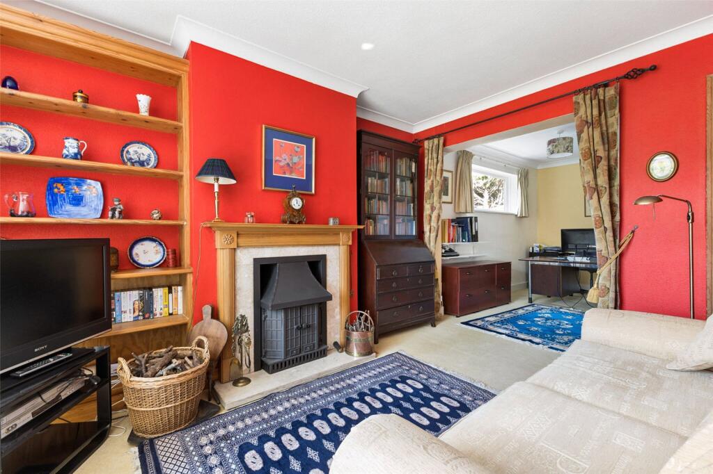 House in Wooburn Green, Berghers Hill, Wooburn - More