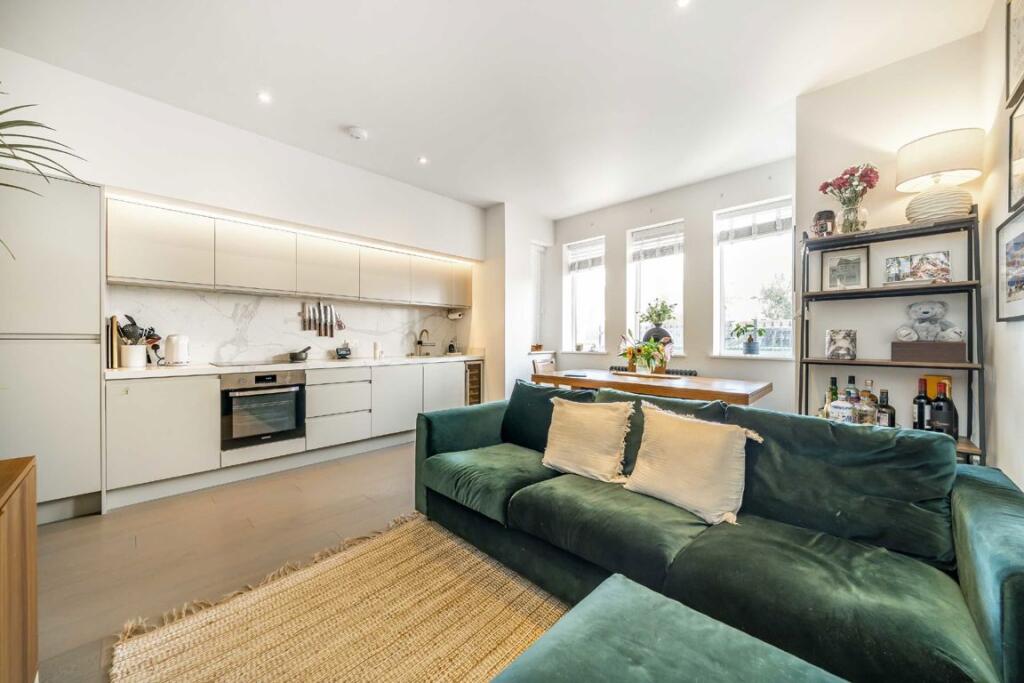 Gunnersbury Avenue, Ealing photo 2